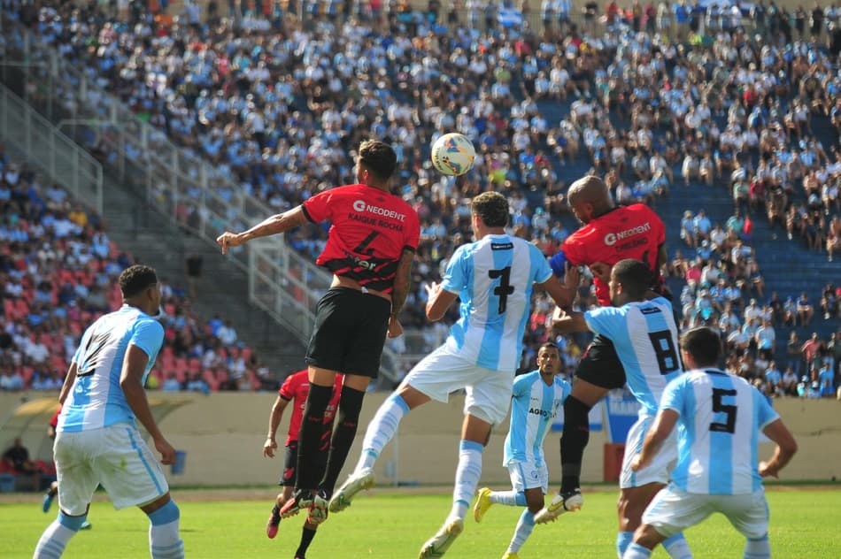 Partida entre Londrina e Athletico Paranaense pelas quartas de final do Campeonato Paranaense