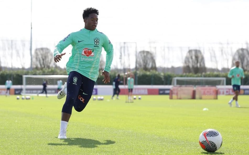 Dorival poupa titulares, e Seleção Brasileira treina de olho na Espanha