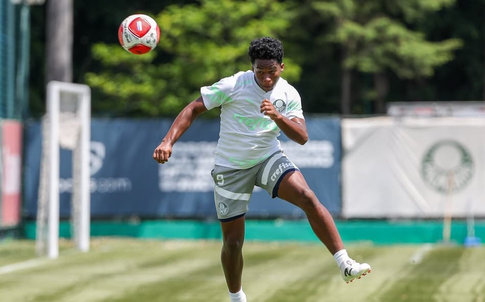 Com Endrick pendurado, Abel tem dúvidas para escalar o Palmeiras diante do Botafogo-SP