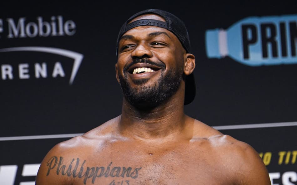 Jon Jones é ‘desafiado’ e chuta fã, que vai parar no hospital; assista