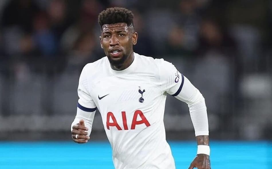 Emerson Royal, do Tottenham, realiza aplicação de células tronco no joelho para tratar lesão