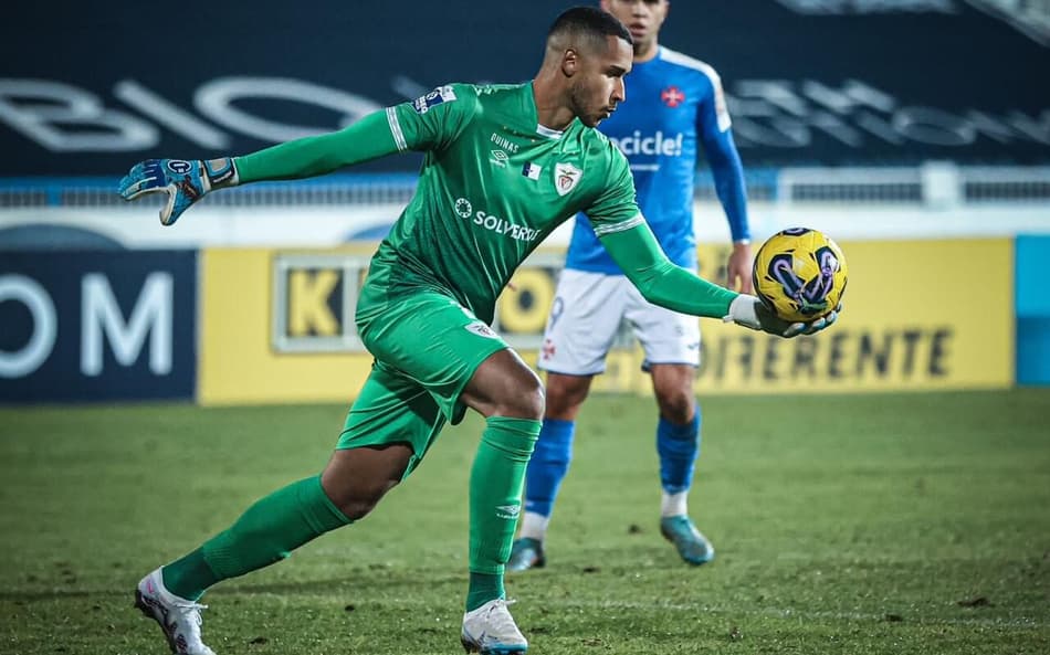 Ex-goleiro do Flamengo, Gabriel Batista disputa prêmio de jogador do mês de fevereiro em Portugal