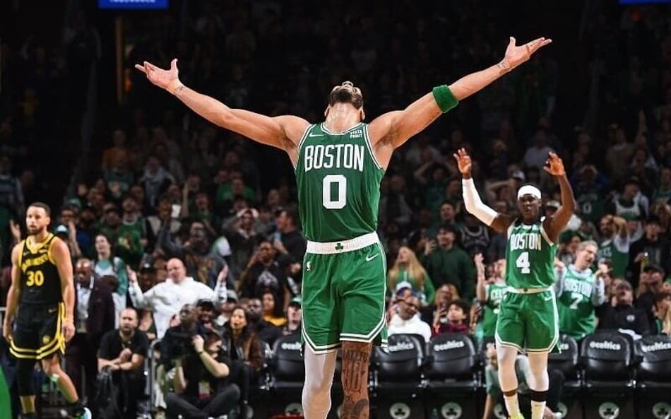 Tatum e Brown lideram e Celtics amassa Warriors
