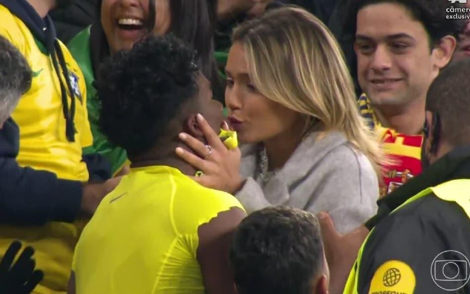 Endrick surpreende e comemora gol contra a Espanha com beijo na namorada