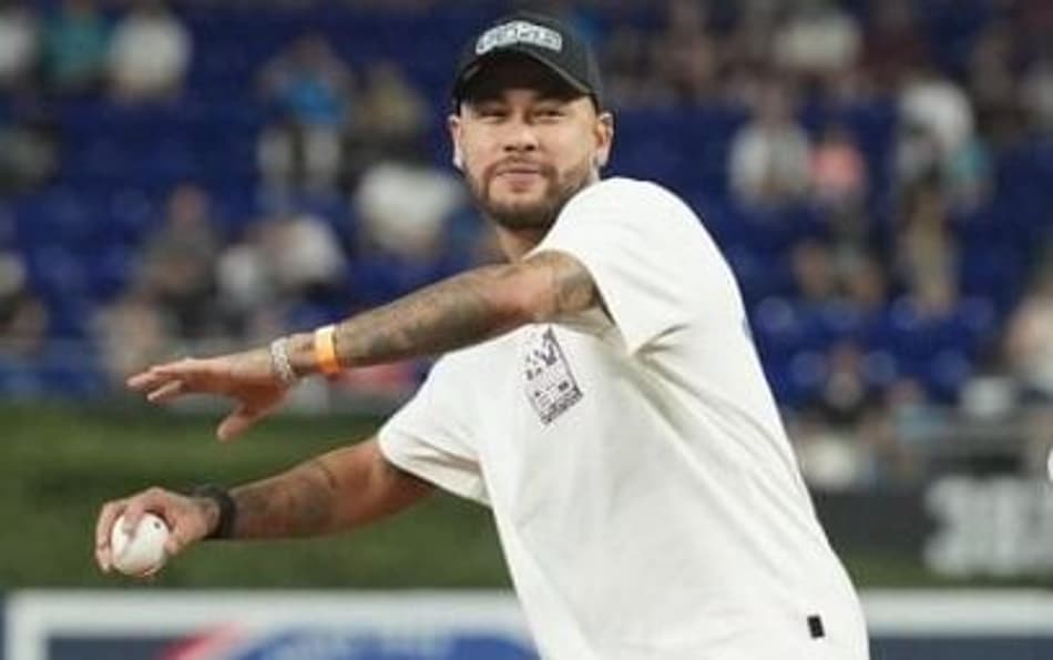 Neymar se arrisca no beisebol e lança bola em jogo da MLB; assista