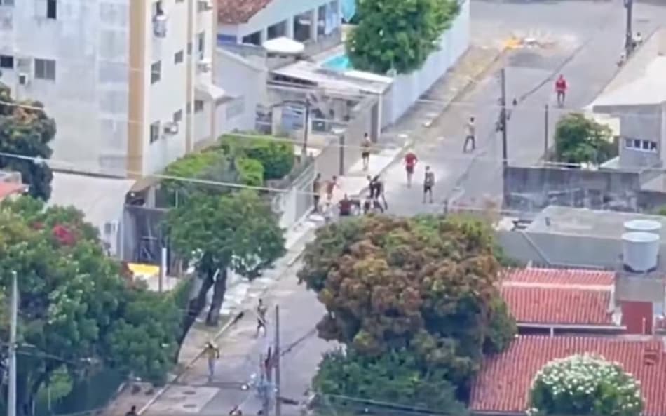 Membros de organizada do Sport espancam homem antes de jogo contra o Santa Cruz