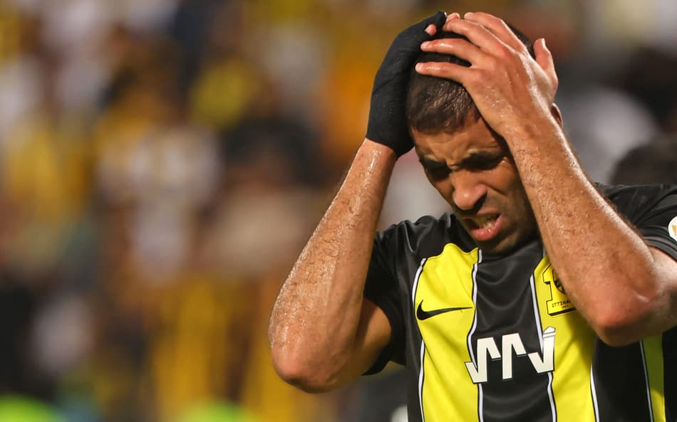VÍDEO: Jogador do Al-Ittihad é agredido com chicotadas após sofrer goleada