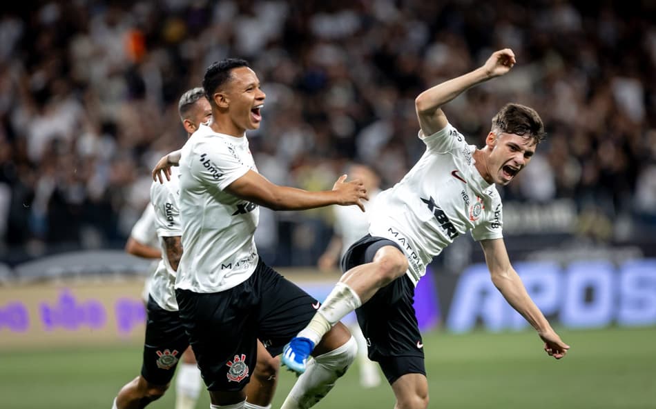 António Oliveira encontra joia avaliada em R$ 273 milhões como opção para o Corinthians