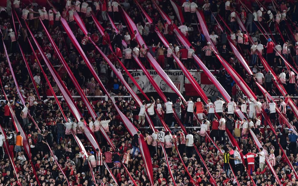 Torcedores do Estudiantes fazem gesto racista para torcida do Grêmio; veja vídeo