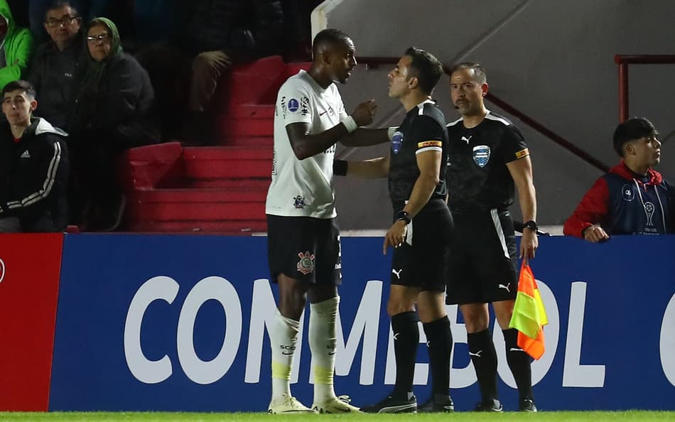 Raul Gustavo é expulso por agressão ao bandeira em jogo do Corinthians; veja vídeo