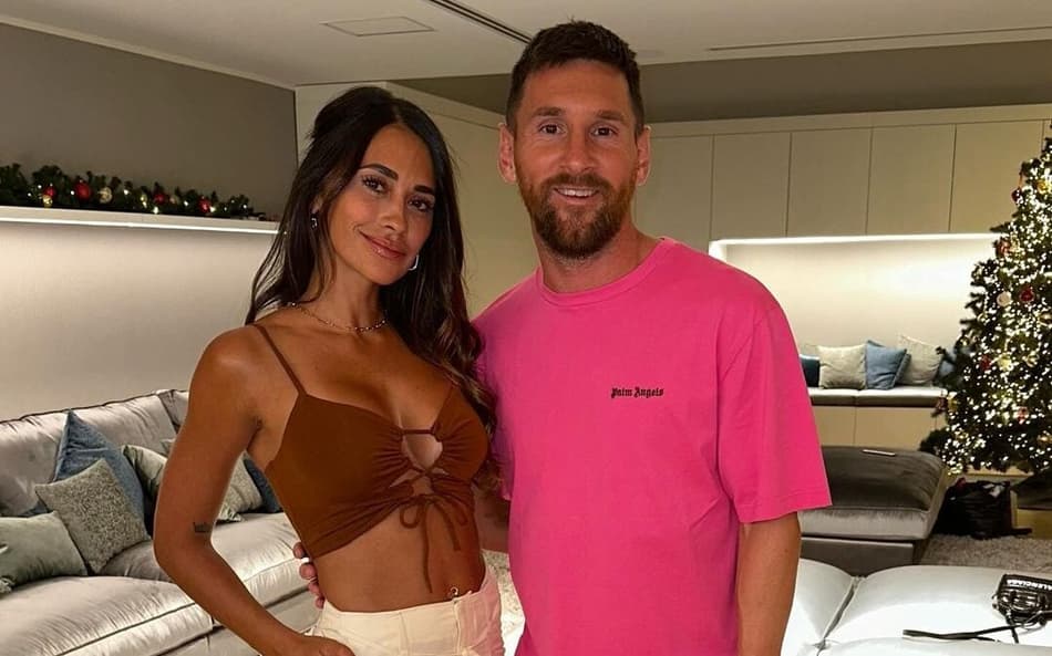 VÍDEO: Messi para carro na rua para atender fãs em Miami
