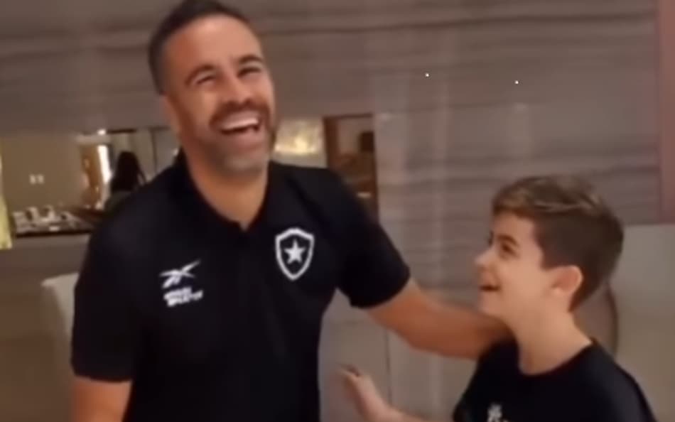 Torcedor mirim faz pedido inusitado ao técnico do Botafogo; veja vídeo