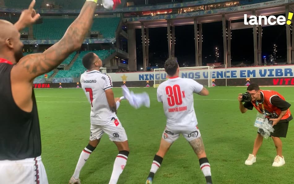VÍDEO: Jogadores do Vitória provocam torcedores do Bahia em festa do título