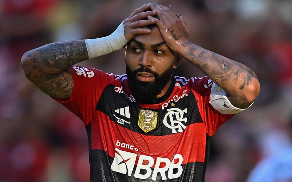 Torcedores do Flamengo protestam e xingam Gabigol antes de jogo pela Copa do Brasil; veja