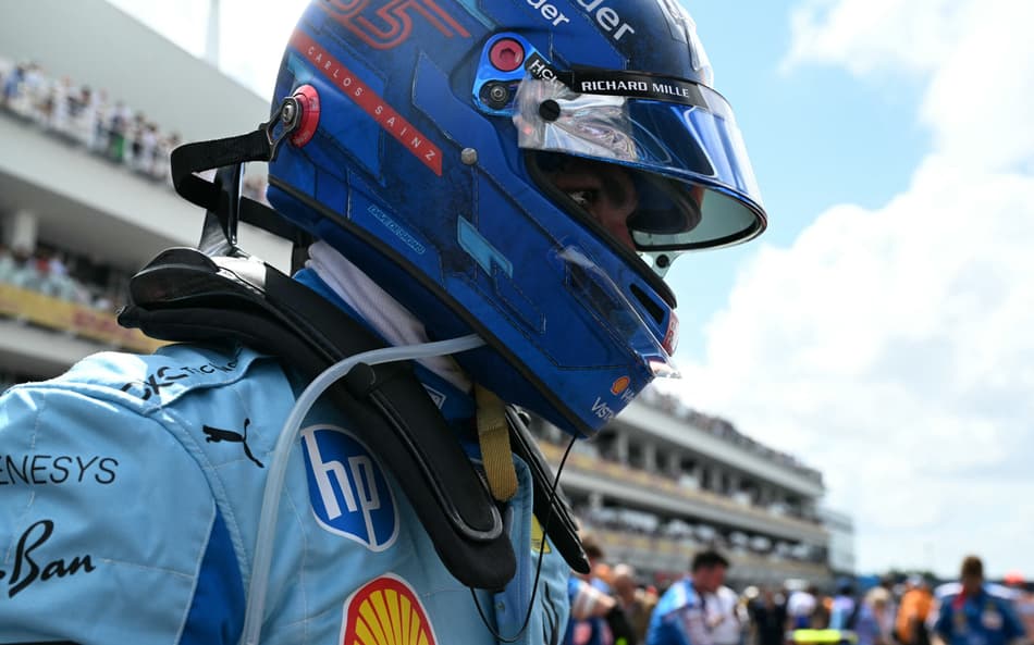 Sainz recebe 5s de punição por toque em Piastri e perde 4º lugar para Pérez em Miami