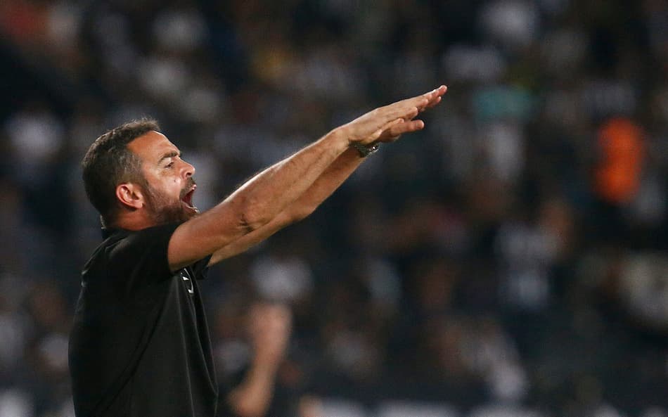 Botafogo terá mudanças na escalação para enfrentar o Fortaleza