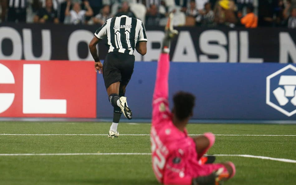 Incendiou! Botafogo vence a LDU e respira na Libertadores