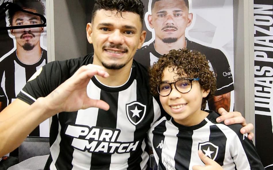 Filho de Tiquinho Soares viraliza em live com elenco do Botafogo