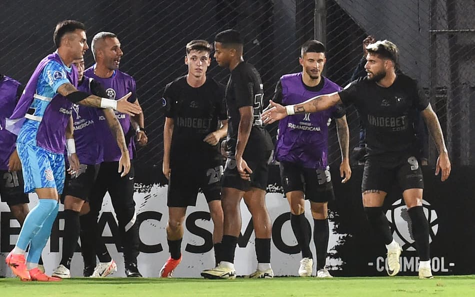 Veja os melhores momentos da vitória do Corinthians sobre o Nacional-PAR na Sul-Americana