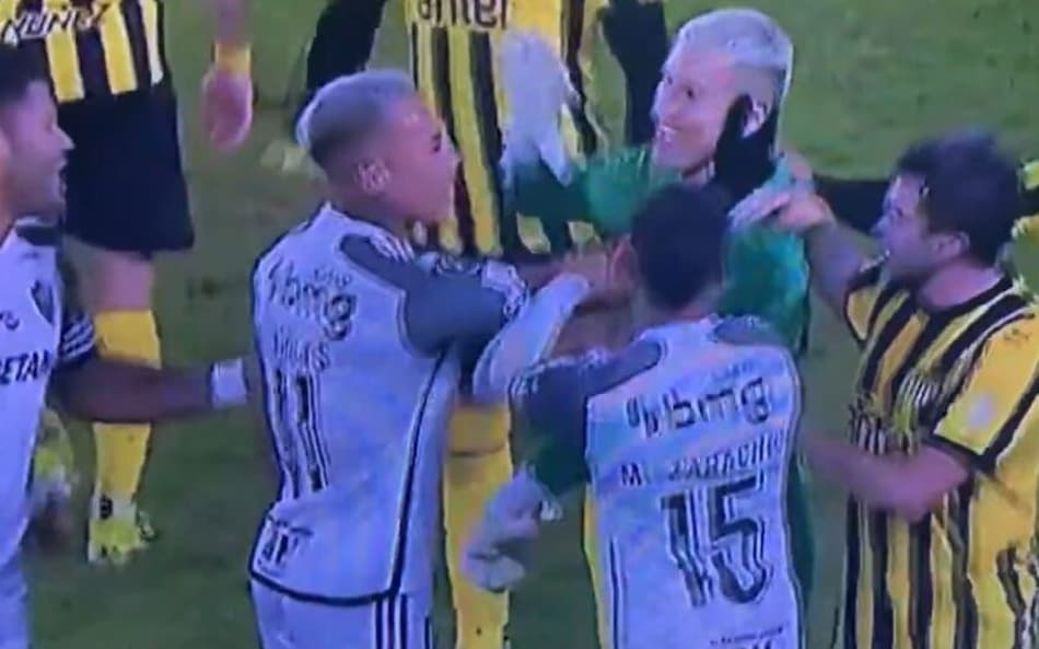 Provocação de goleiro do Penãrol para Hulk vira motivo de piada: ‘Quis meter perna’