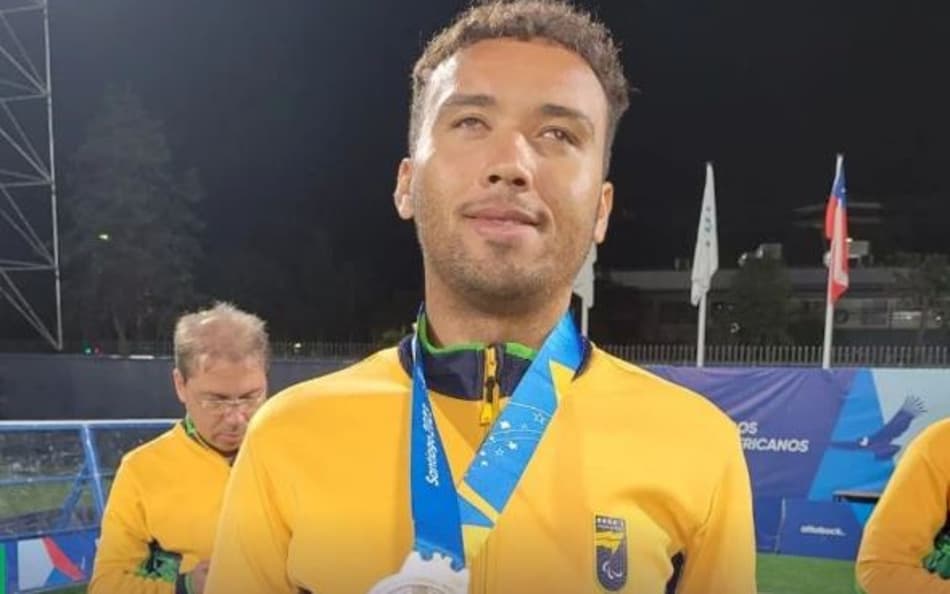 Atleta gaúcho descobre pouco antes de jogo que família perdeu tudo na enchente