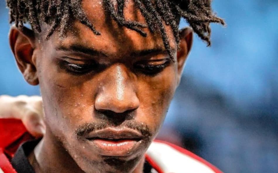 Lutador negro da seleção de taekwondo leva voadora por estar abraçado com mulher branca