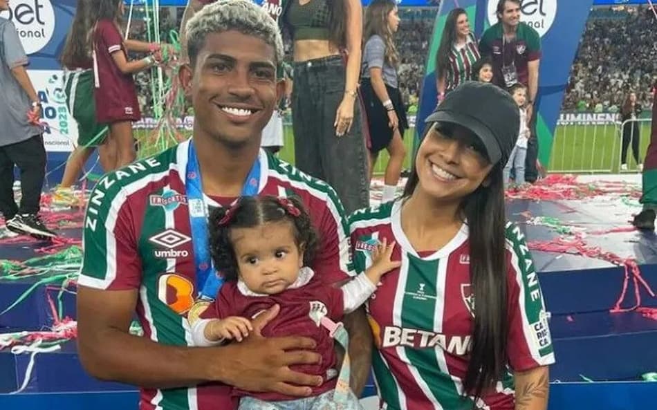 Depois de polêmicas de término após festa em concentração, John Kennedy posta registros com Vivi Barros