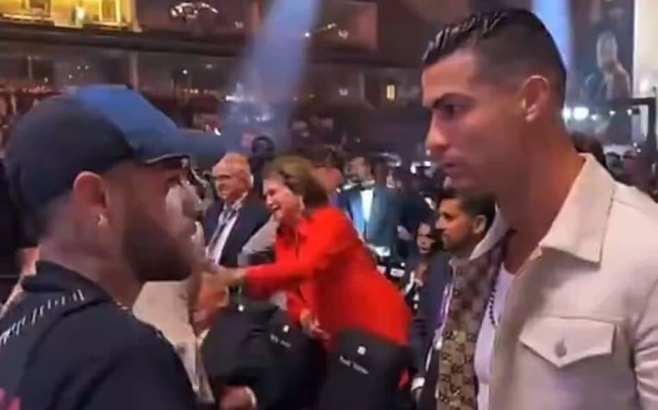 Neymar e Cristiano Ronaldo conversam em evento de boxe, e brasileiro erra previsão; assista