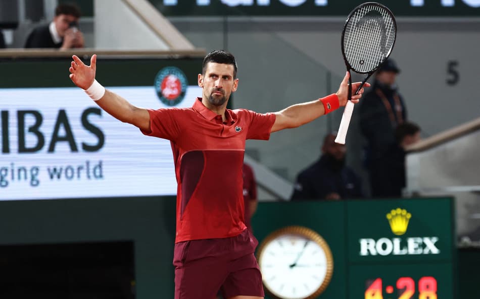 Djokovic sai do buraco e vira batalha recorde contra Musetti em Roland Garros