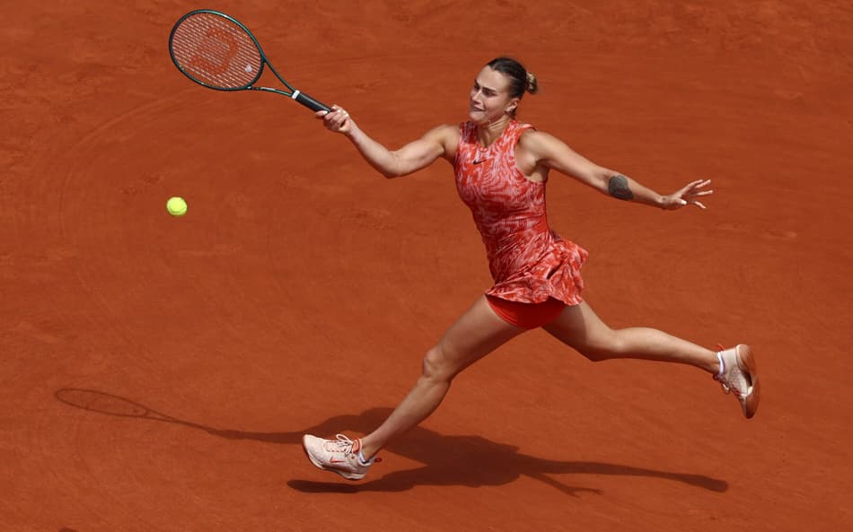 Sabalenka pega fogo, se vinga e vai às quartas de Roland Garros; Rybakina também arrasa