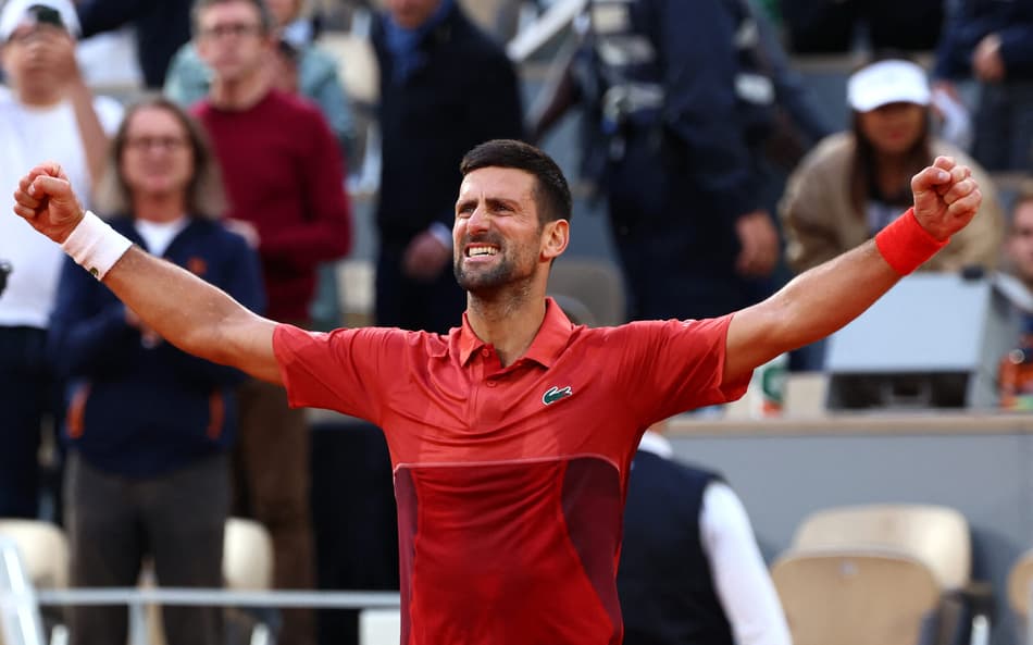 Djokovic sofre lesão, mas luta muito e vira nova batalha em Roland Garros