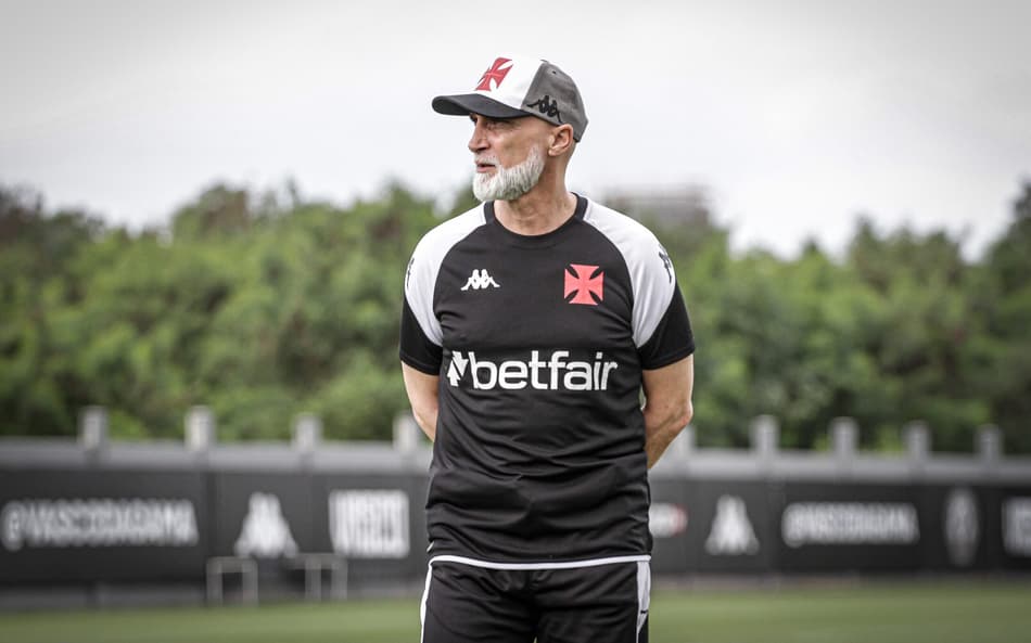 Bastidores da derrota do Vasco para o Flamengo tem discussão entre jogadores e presença de Pedrinho