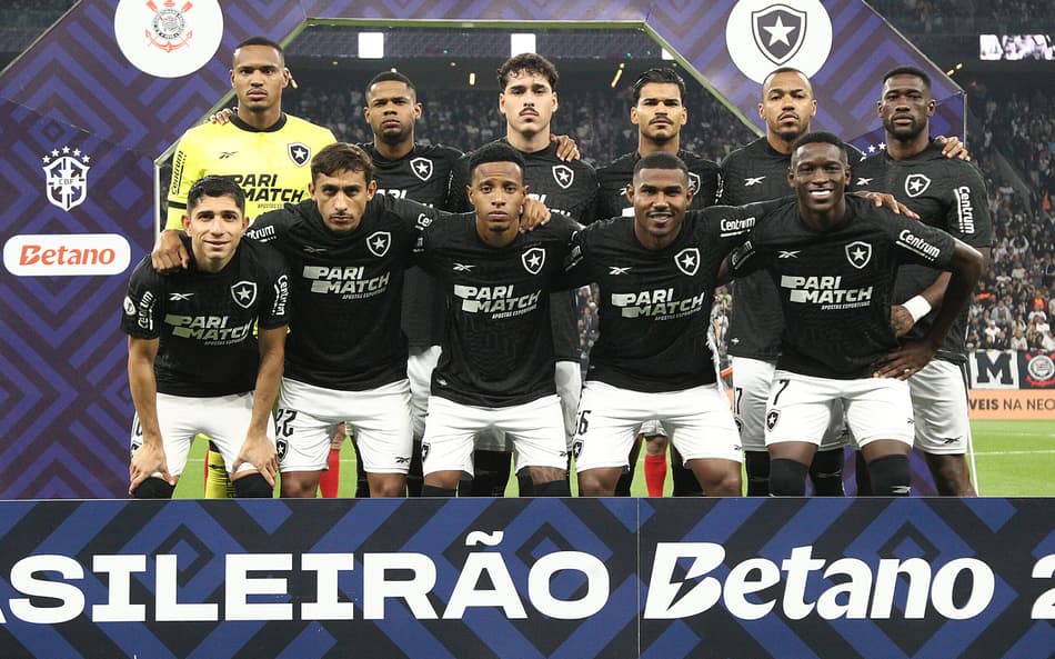 Atacante afirma que fica no Botafogo: ‘Estou muito feliz’