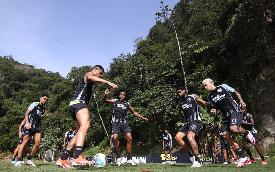 Botafogo deve ter novidades na escalação para enfrentar o Fluminense