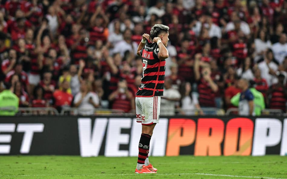 Flamengo domina, vence o Grêmio e assume a liderança do Brasileirão