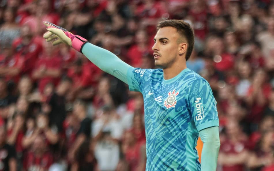 Torcedores do Corinthians rasgam elogios a Donelli contra Athletico-PR: ‘Monstruoso’
