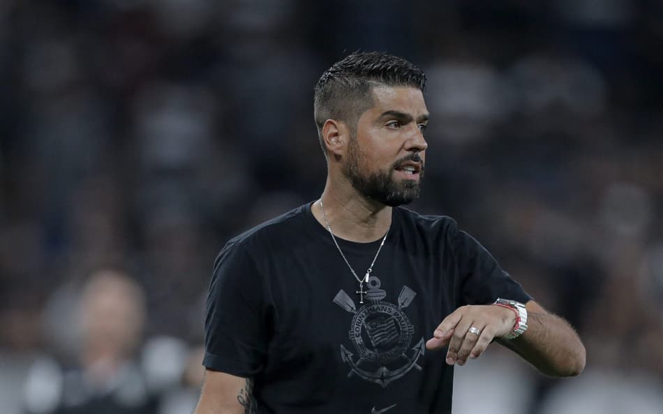 António Oliveira explica cenário sobre possível demissão no Corinthians