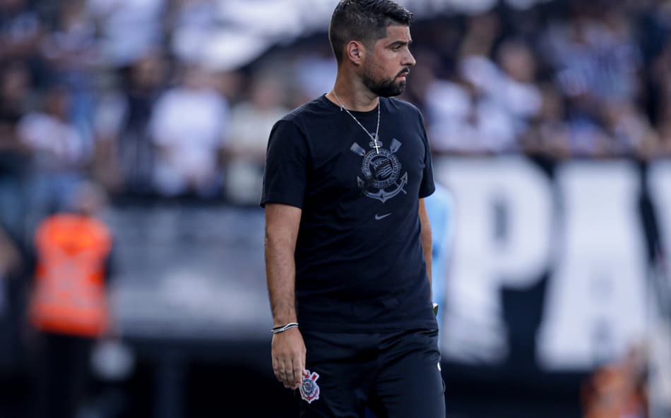 Torcedores do Corinthians se revoltam com derrota para o Botafogo e criticam António Oliveira: ‘time mal treinado’