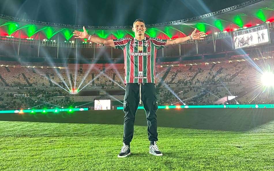 Apresentado pelo Fluminense, Thiago Silva é recepcionado com show de pagode, festa da torcida e recorde no Maracanã