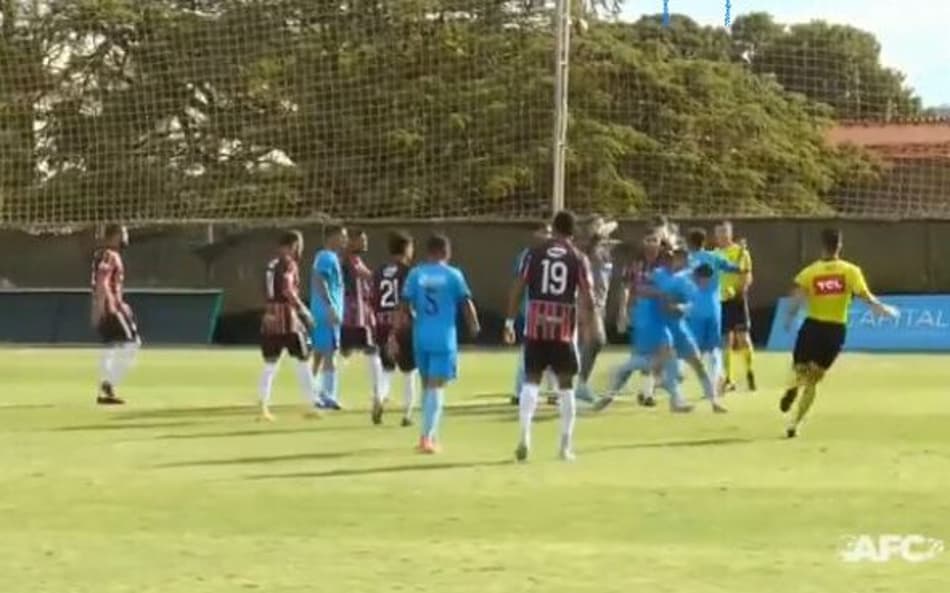 Atacante do Real Brasília agride árbitro em partida da Série D; veja vídeo