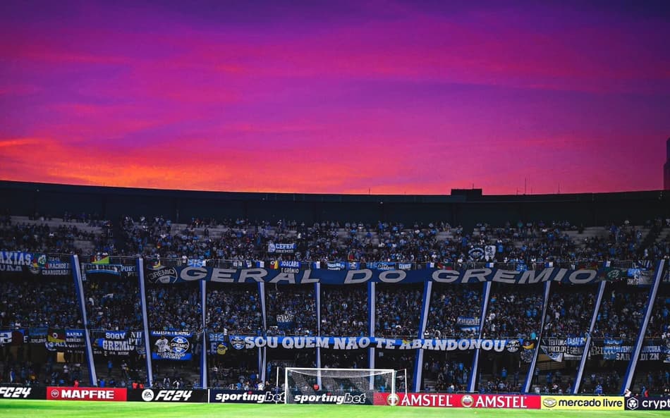 Torcida do Grêmio dá show no Couto Pereira; veja as reações