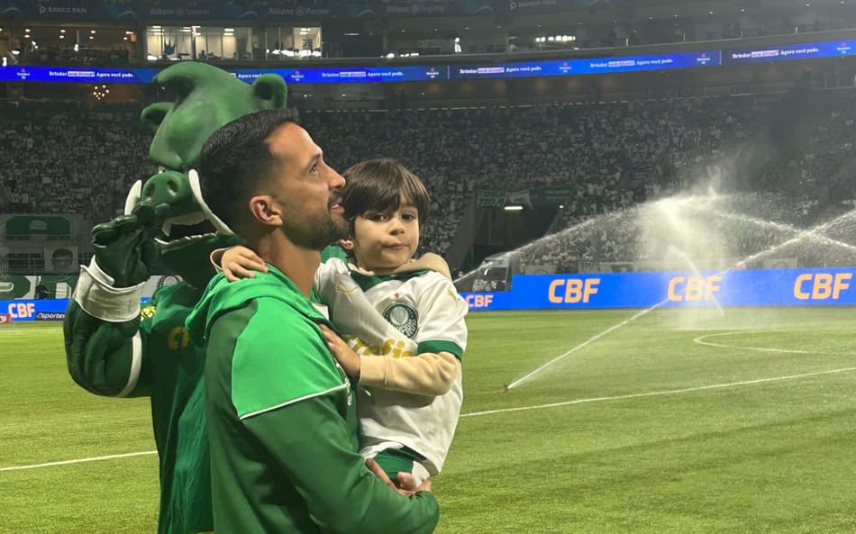 Luan é homenageado pelo Palmeiras, e torcedores respondem se zagueiro é ídolo