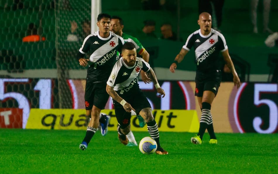 Ex-jogador do Vasco pede mudança geral após derrota: ‘Contrata um elenco novo’