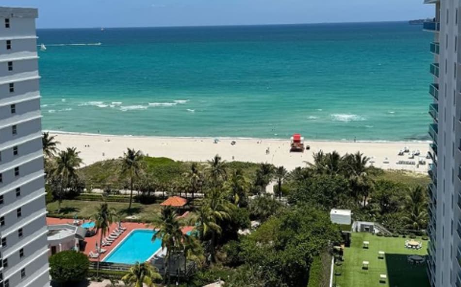 Vini Jr curte praia em Miami antes de se apresentar à Seleção para Copa América