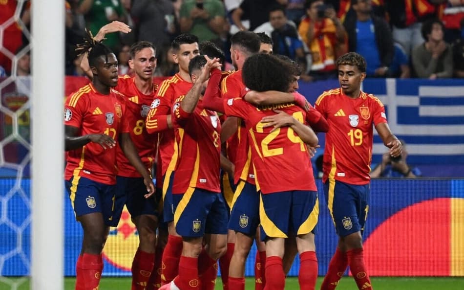 Jogador da Espanha cumpre promessa bizarra após conquista da Eurocopa