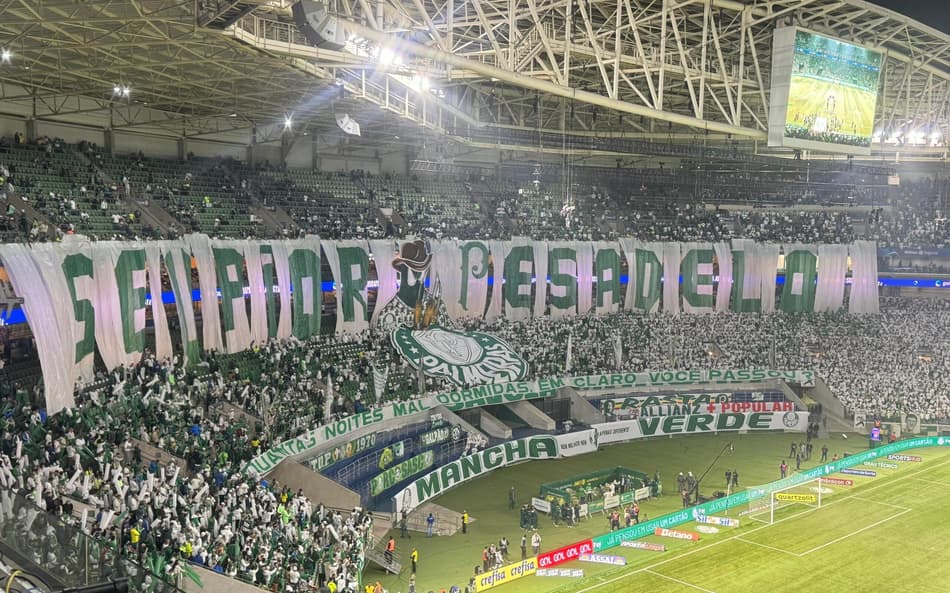 Torcida do Palmeiras faz mosaico em provocação ao Corinthians; veja