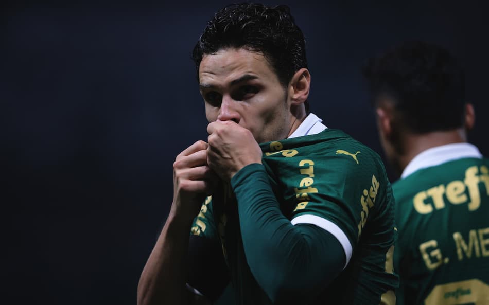 Palmeiras vence com tranquilidade e afunda Corinthians na zona de rebaixamento do Brasileirão
