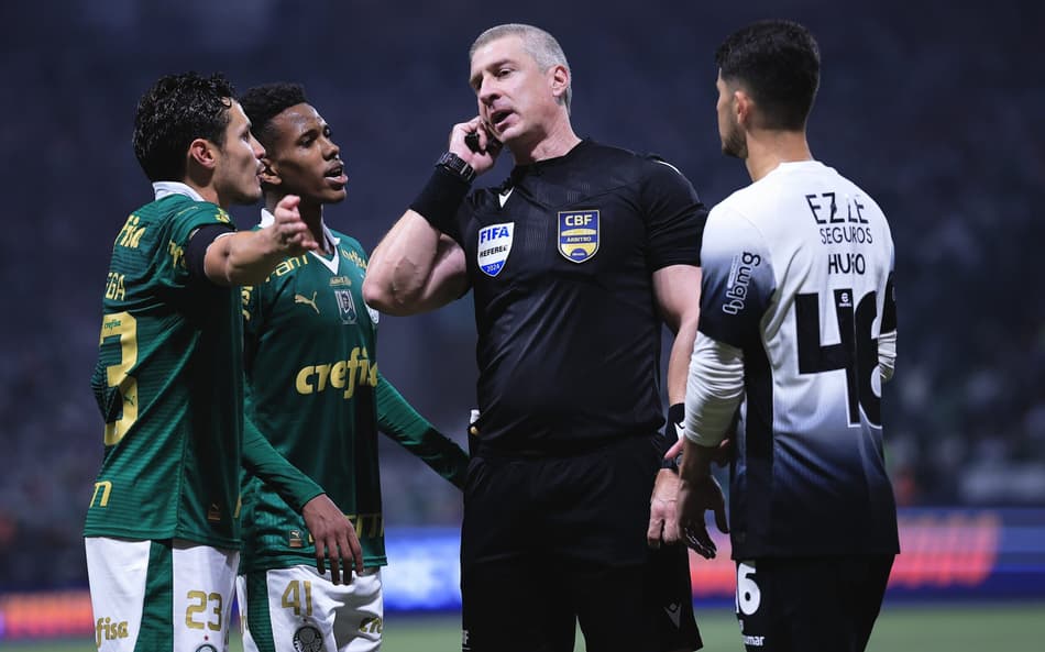 Veiga empurra Garro, jogadores de Palmeiras e Corinthians brigam e torcida provoca; veja