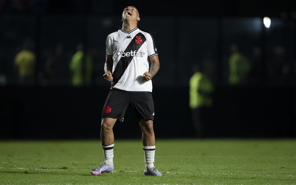 Matheus Carvalho abre o placar para o Vasco e Web vai à loucura: ‘Cocão neles!’