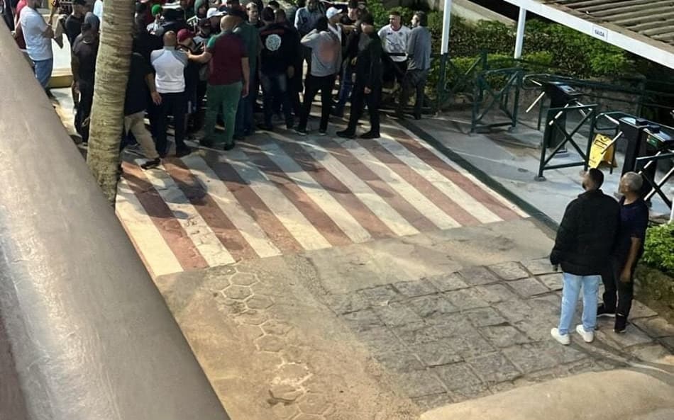Torcedores do Fluminense invadem sede das Laranjeiras